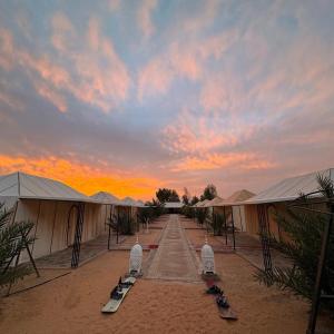 Východ nebo západ slunce při pohledu z luxury tent nebo okolí