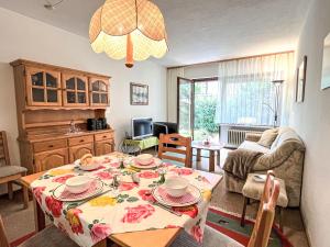een woonkamer met een eettafel met een tafelkleed erop bij Apartment Sonnenmatt App- 12 by Interhome in Höchenschwand +30 foto's