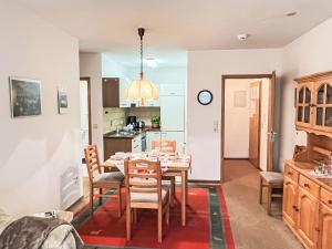 een keuken en eetkamer met een tafel en stoelen bij Apartment Sonnenmatt App- 12 by Interhome in Höchenschwand