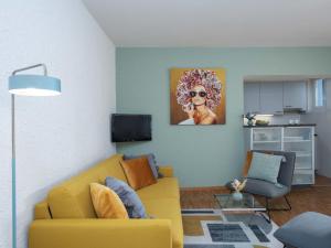 Televisyen dan/atau pusat hiburan di Apartment Junior Suite Classic-23 by Interhome