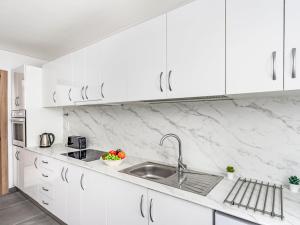 Kuchyň nebo kuchyňský kout v ubytování Apartment Carihuela Playa-2 by Interhome
