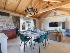 - un salon avec une table et des chaises vertes dans l'établissement Holiday Home Villa Tanja by Interhome, à Dračan 44 autres photos