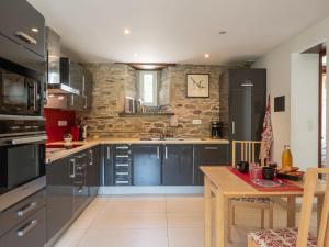 Η κουζίνα ή μικρή κουζίνα στο Apartment La Manoir du Moros by Interhome