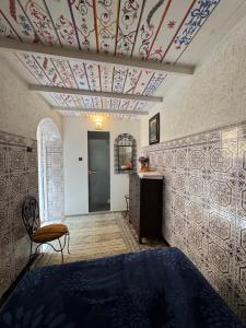 una camera con letto e soffitto con motivi di Riad Radia a Rabat