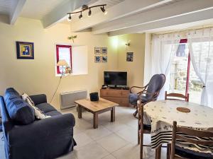 Χώρος καθιστικού στο Holiday Home Penty Landromiou by Interhome