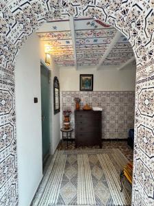 una stanza con un soffitto decorato e una cassettiera di Riad Radia a Rabat