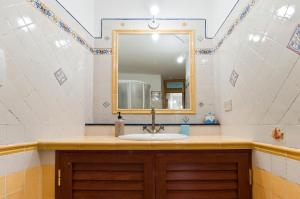 Casa Vacanza Opuntia في سبرلونغا: حمام مع حوض ومرآة +22 صورة