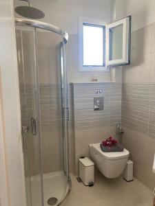 Ένα μπάνιο στο OIKEIA Apartments by All About Paxos