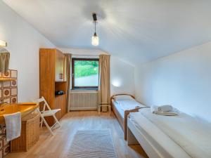 Postel nebo postele na pokoji v ubytování Holiday Home Zeitlos by Interhome