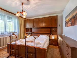 Postel nebo postele na pokoji v ubytování Holiday Home Zeitlos by Interhome
