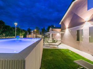 Kolam renang di atau dekat dengan Holiday Home Borgo il Vallin delle Conche-4 by Interhome