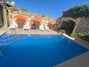 Piscina di Farmhouse Retro with pool o nelle vicinanze