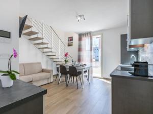 チェチナにあるHoliday Home Borgo il Vallin delle Conche-2 by Interhomeのキッチン、リビングルーム(テーブル、階段付)