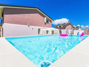 チェチナにあるHoliday Home Borgo il Vallin delle Conche-2 by Interhomeの建物の前にフリスビー付きのスイミングプール
