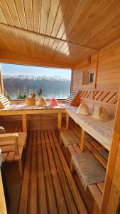 sauna z dwoma łóżkami i dużym oknem w obiekcie Wysockie Zacisze w mieście Osowa