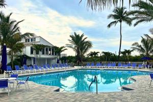 Πισίνα στο ή κοντά στο Dreamy Condo 2 minute walk to Beach w King Size Bd