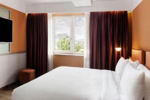 Łóżko lub łóżka w pokoju w obiekcie Mayburg Salzburg, a Tribute Portfolio Hotel