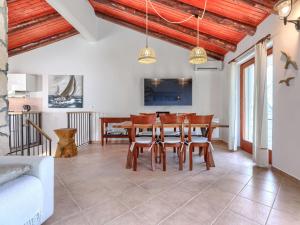 Μια τηλεόραση ή/και κέντρο ψυχαγωγίας στο Holiday Home Nira by Interhome