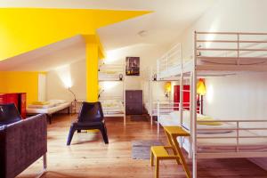 リスボンにあるLisbon Chillout Hostelの黄色の壁の客室で、二段ベッドが備わります。 +71枚の写真