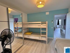 Una habitación con dos literas y un ventilador. en VILLA GIULIA - Piscine - Jacuzzi - 4 Chambres, en Porto Vecchio 24 fotos más