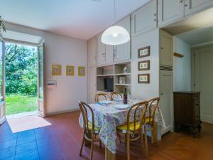 Una cocina y un comedor con mesa y sillas. en Apartment Pino by Interhome, en Case Fortullino 34 fotos más