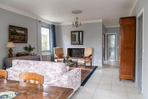 una sala de estar con un sofá y una mesa en Le Picardeau Gîtes - Nature et Detente, en Nemours