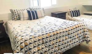 una camera da letto con un letto grande con cuscini di Casa Oliva com piscina e 6 quartos a Rancho Queimado 1 altra foto