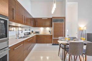 Η κουζίνα ή μικρή κουζίνα στο MVR-Water Views & Modern Luxury