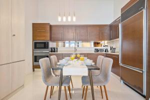 Η κουζίνα ή μικρή κουζίνα στο MVR-Water Views & Modern Luxury +20 φωτογραφίες