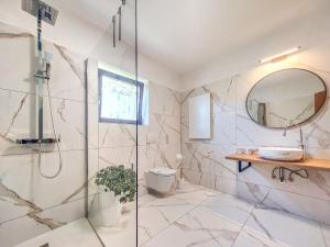 une salle de bain avec douche, toilettes et miroir dans l'établissement Apartment Marija-2 by Interhome, à Omišalj 38 autres photos