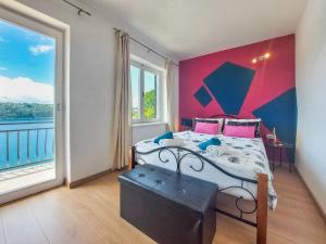 une chambre avec un lit et une grande fenêtre dans l'établissement Apartment Marija-2 by Interhome, à Omišalj