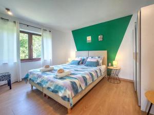 une chambre avec un grand lit avec un mur végétal dans l'établissement Apartment Marija-2 by Interhome, à Omišalj