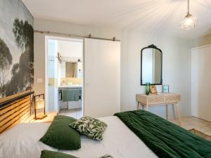 Ένα ή περισσότερα κρεβάτια σε δωμάτιο στο Holiday Home La Chapelle by Interhome