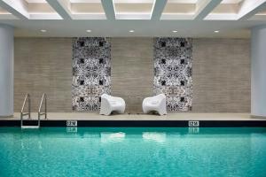 Sundlaugin á Calgary Airport Marriott In-Terminal Hotel eða í nágrenninu