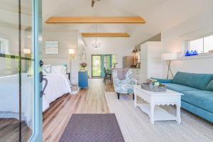 Posezení v ubytování Oceanfront Studio with Private Dock in Harpswell! + 22 fotografií