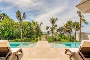 Bazén v ubytování Santamar by Tao Beach Condos with Pool & Walk to Ocean nebo v jeho okolí