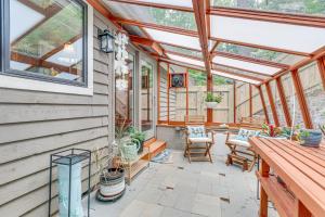 Μπαλκόνι ή βεράντα στο Cozy Hideaway with Grill, 17 Mi to Asheville