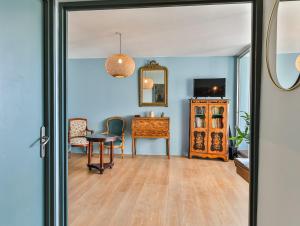 Televízia a/alebo spoločenská miestnosť v ubytovaní Les Salines - Appartement - Gare des Sables
