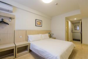 Łóżko lub łóżka w pokoju w obiekcie Jinjiang Inn - Jinan Daming Lake