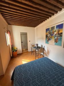 una camera da letto con un letto e un tavolo con sedie di Riad Radia a Rabat