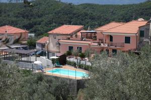 Vista de la piscina de Gli Angeli Agriturismo o d'una piscina que hi ha a prop