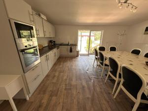 a kitchen and dining room with a table and chairs at Eickhof Ferienzimmer No2 mit Bad, Parkplatz - Ferienhof Günter in Warnow