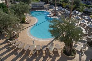 Bazén v ubytování CNic Gemini Hotel nebo v jeho okolí