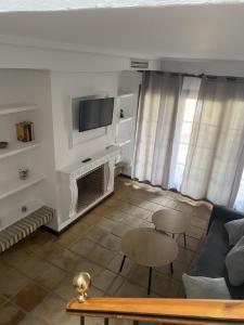 TV a/nebo společenská místnost v ubytování APARTAMENTOS LUZ DE LA BAHÍA SUR CADIZ San Fernando + 209 fotografií