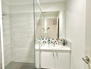 Koupelna v ubytování Central Vic Park Gem - Walk to Food Strip and More + 18 fotografií