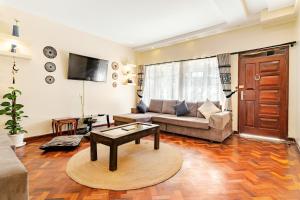 ナイロビにあるWestlands Westgate Mall Shared Apartmentのソファとテーブルのあるリビングルーム