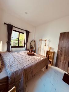 トンサラにあるSanguan Villa - Coconut Laneの大きなベッドと窓のある寝室 +9枚の写真