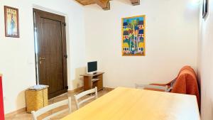 TV a/nebo společenská místnost v ubytování S040 - Sirolo, comodo trilocale con Giardino