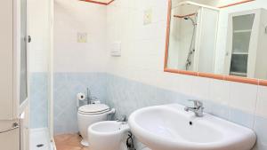 Koupelna v ubytování S040 - Sirolo, comodo trilocale con Giardino