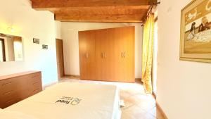 Postel nebo postele na pokoji v ubytování S040 - Sirolo, comodo trilocale con Giardino
